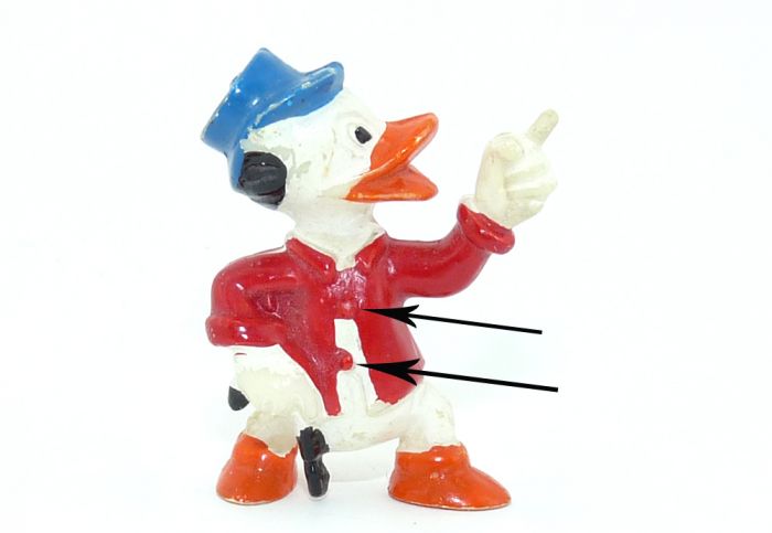 Alte Dagobert Duck Figur, wo die beiden Knöpfe nicht schwarz bemalt sind