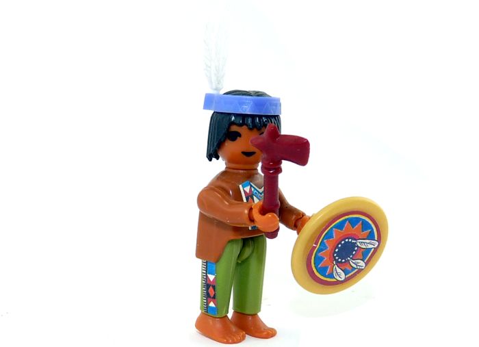 Indianer mit dunkelbraunem Beil und hellem Schild (Die Indianer vom Schlangenfluss)